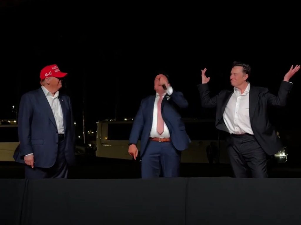 Trump canta "God bless America" con Musk ma Elon fa una gaffe imperdonabile