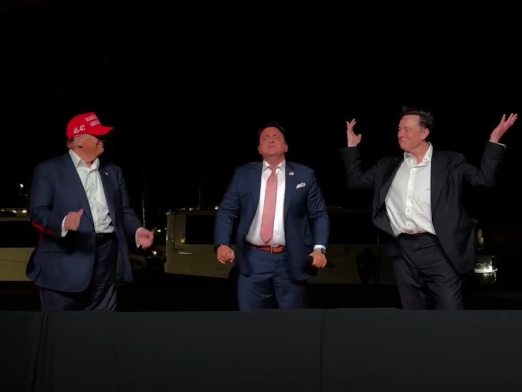 Trump canta "God bless America" con Musk ma Elon fa una gaffe imperdonabile