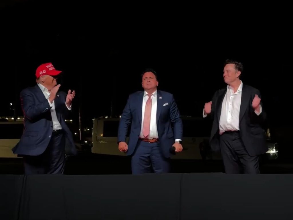 Trump canta "God bless America" con Musk ma Elon fa una gaffe imperdonabile