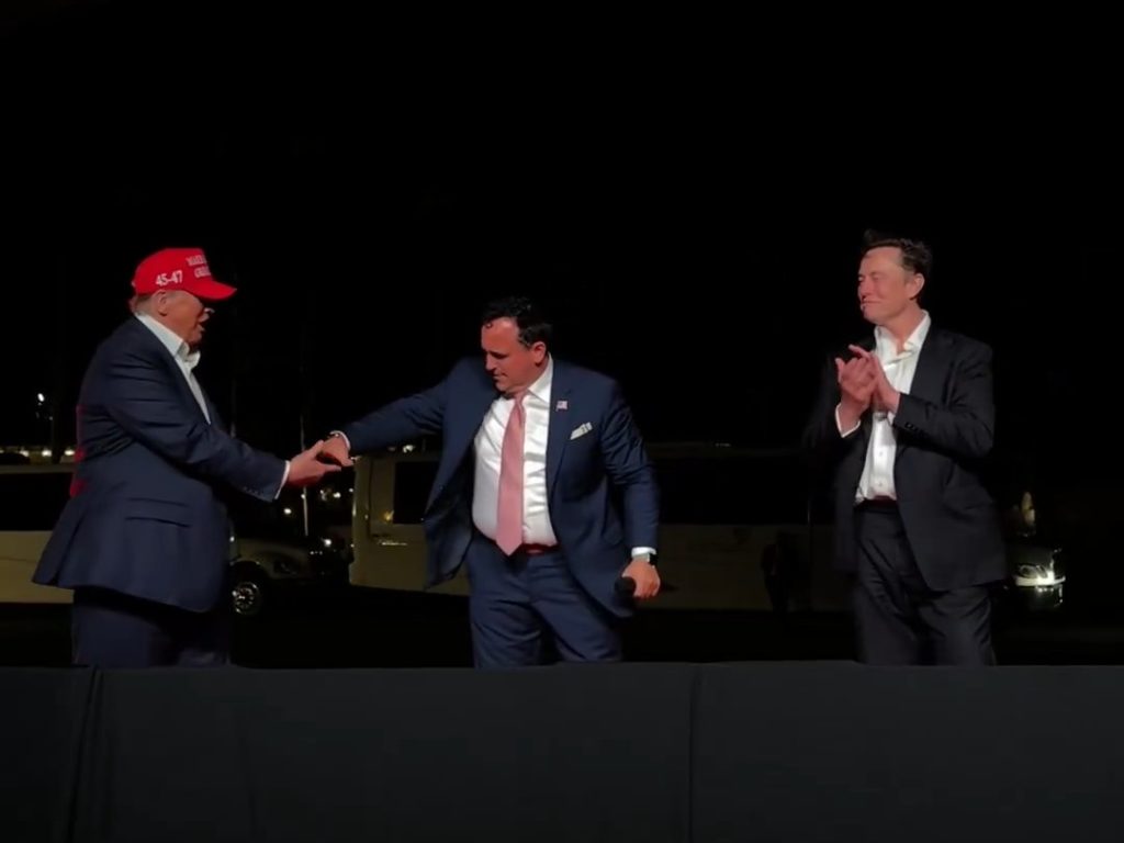 Trump canta "God bless America" con Musk ma Elon fa una gaffe imperdonabile