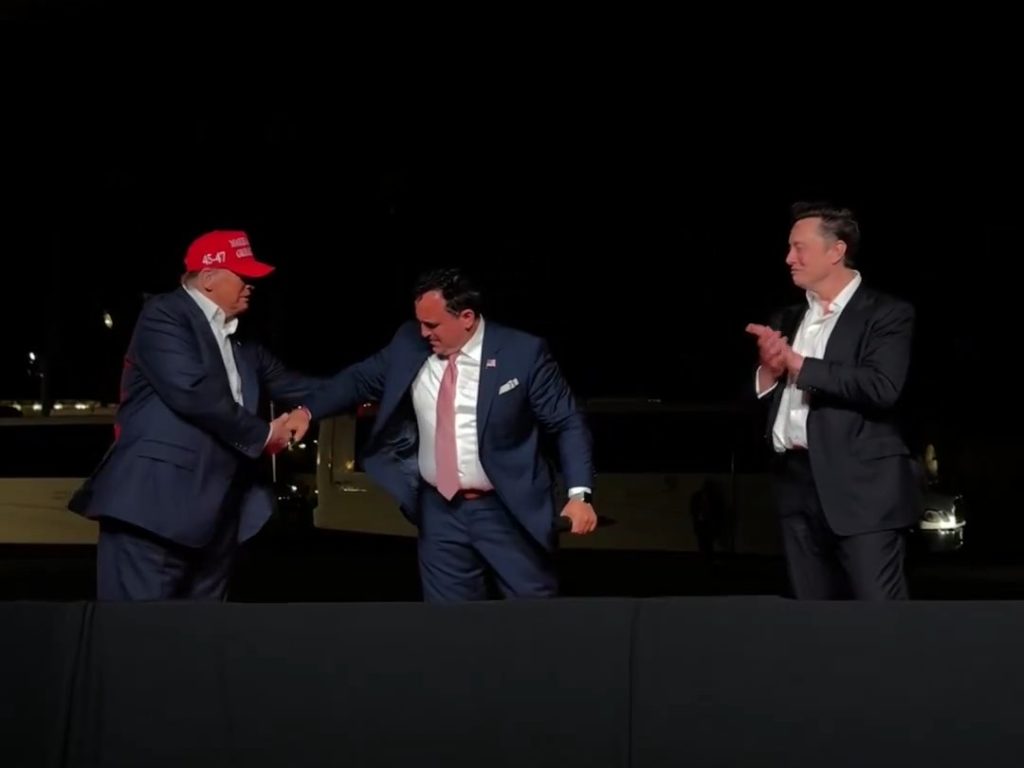 Trump canta "God bless America" con Musk ma Elon fa una gaffe imperdonabile