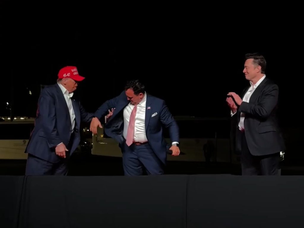 Trump canta "God bless America" con Musk ma Elon fa una gaffe imperdonabile