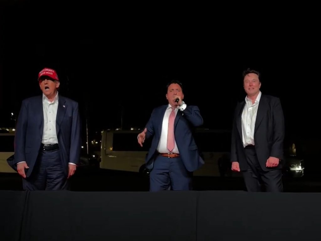 Trump canta "God bless America" con Musk ma Elon fa una gaffe imperdonabile