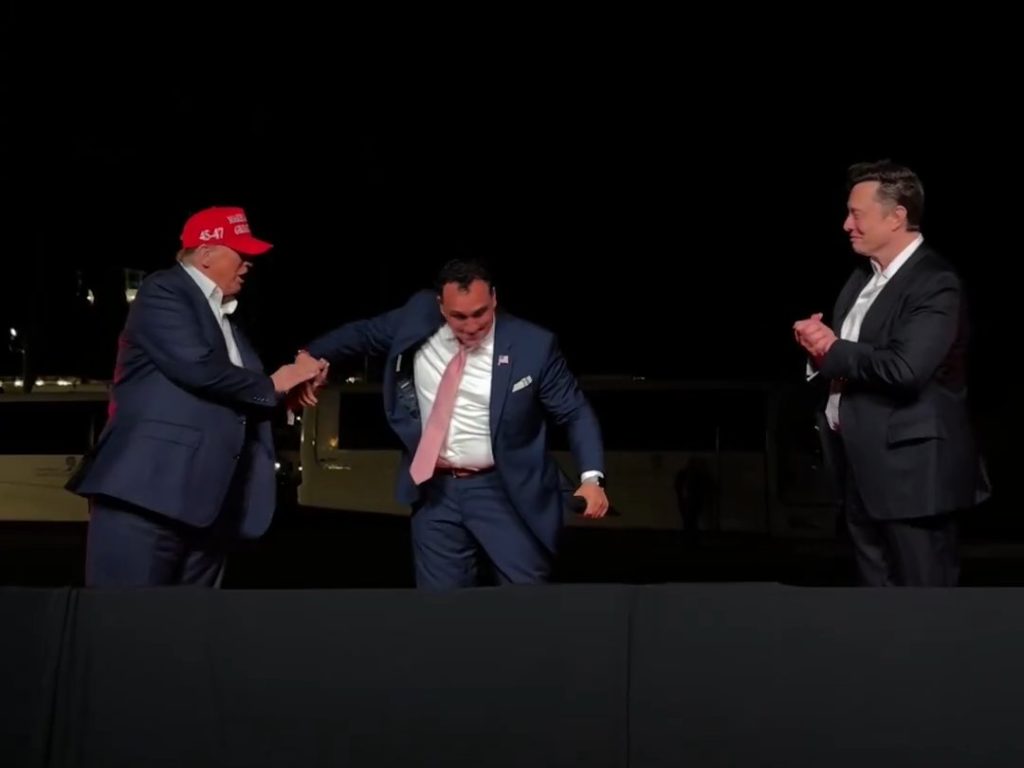 Trump canta "God bless America" con Musk ma Elon fa una gaffe imperdonabile