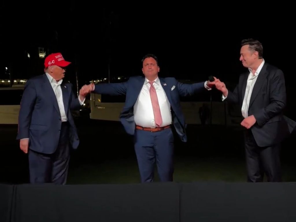 Trump canta "God bless America" con Musk ma Elon fa una gaffe imperdonabile