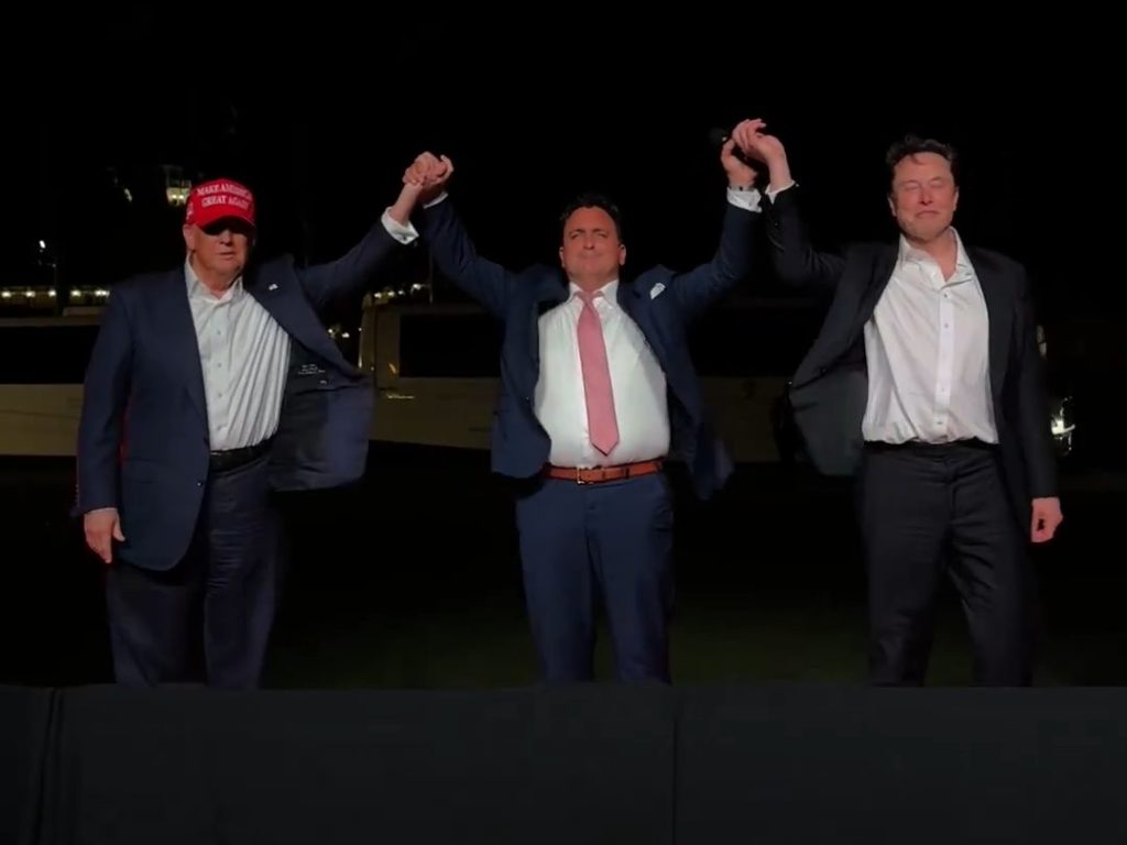 Trump canta "God bless America" con Musk ma Elon fa una gaffe imperdonabile