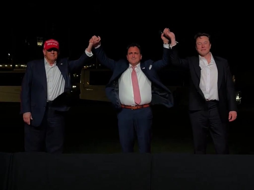 Trump canta "God bless America" con Musk ma Elon fa una gaffe imperdonabile