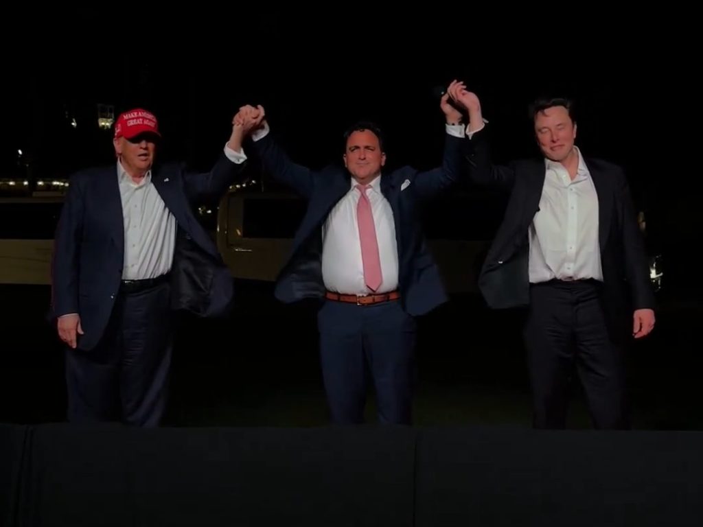 Trump canta "God bless America" con Musk ma Elon fa una gaffe imperdonabile