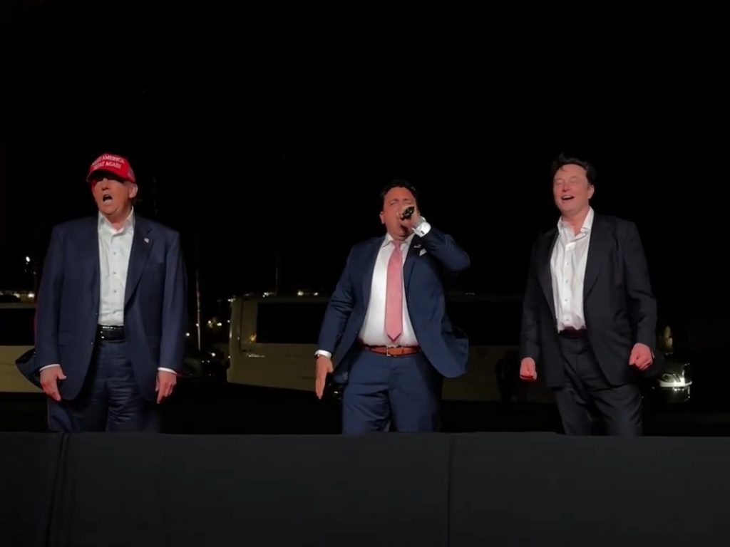 Trump canta "God bless America" con Musk ma Elon fa una gaffe imperdonabile