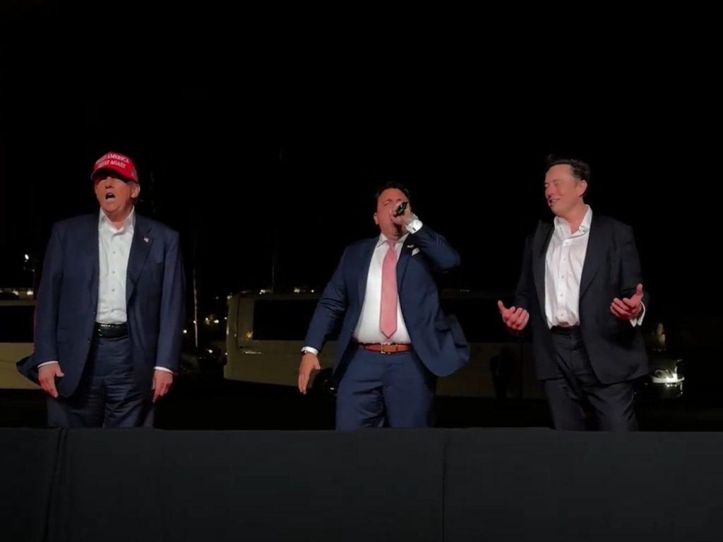 Trump canta "God bless America" con Musk ma Elon fa una gaffe imperdonabile