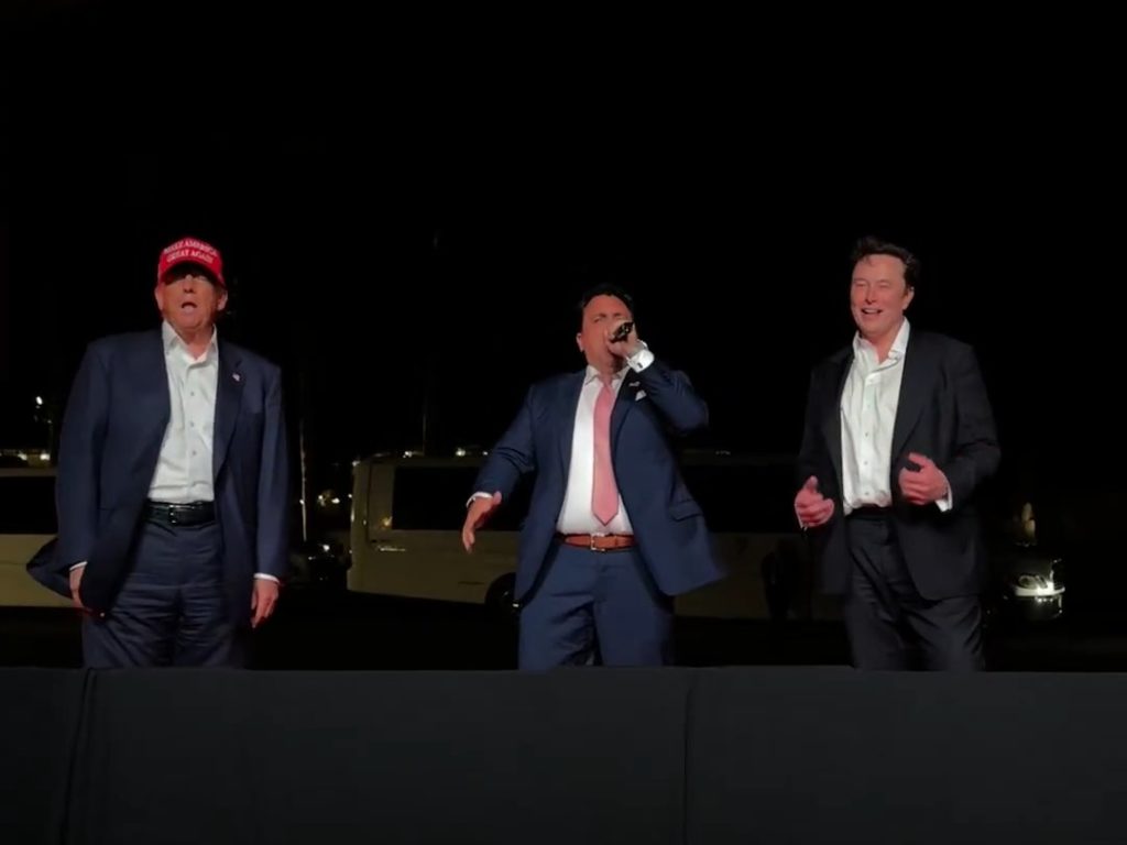 Trump canta "God bless America" con Musk ma Elon fa una gaffe imperdonabile