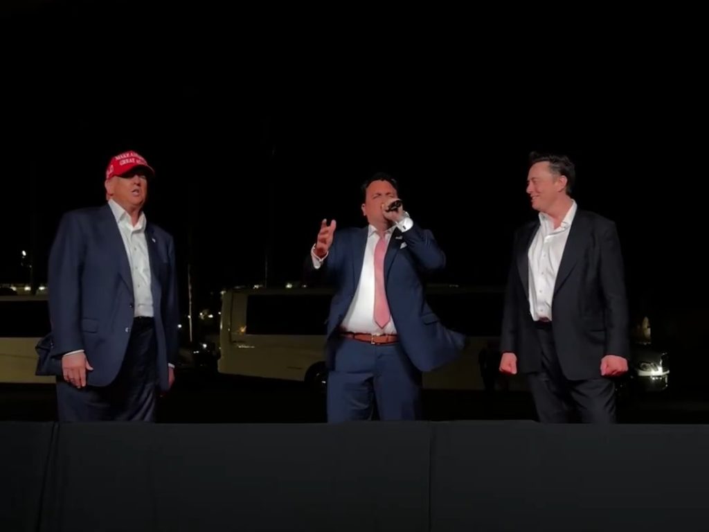 Trump canta "God bless America" con Musk ma Elon fa una gaffe imperdonabile