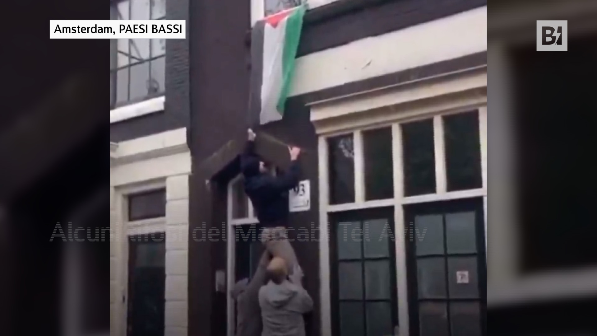 Amsterdam, tifosi del Maccabi Tel Aviv strappano bandiere…
