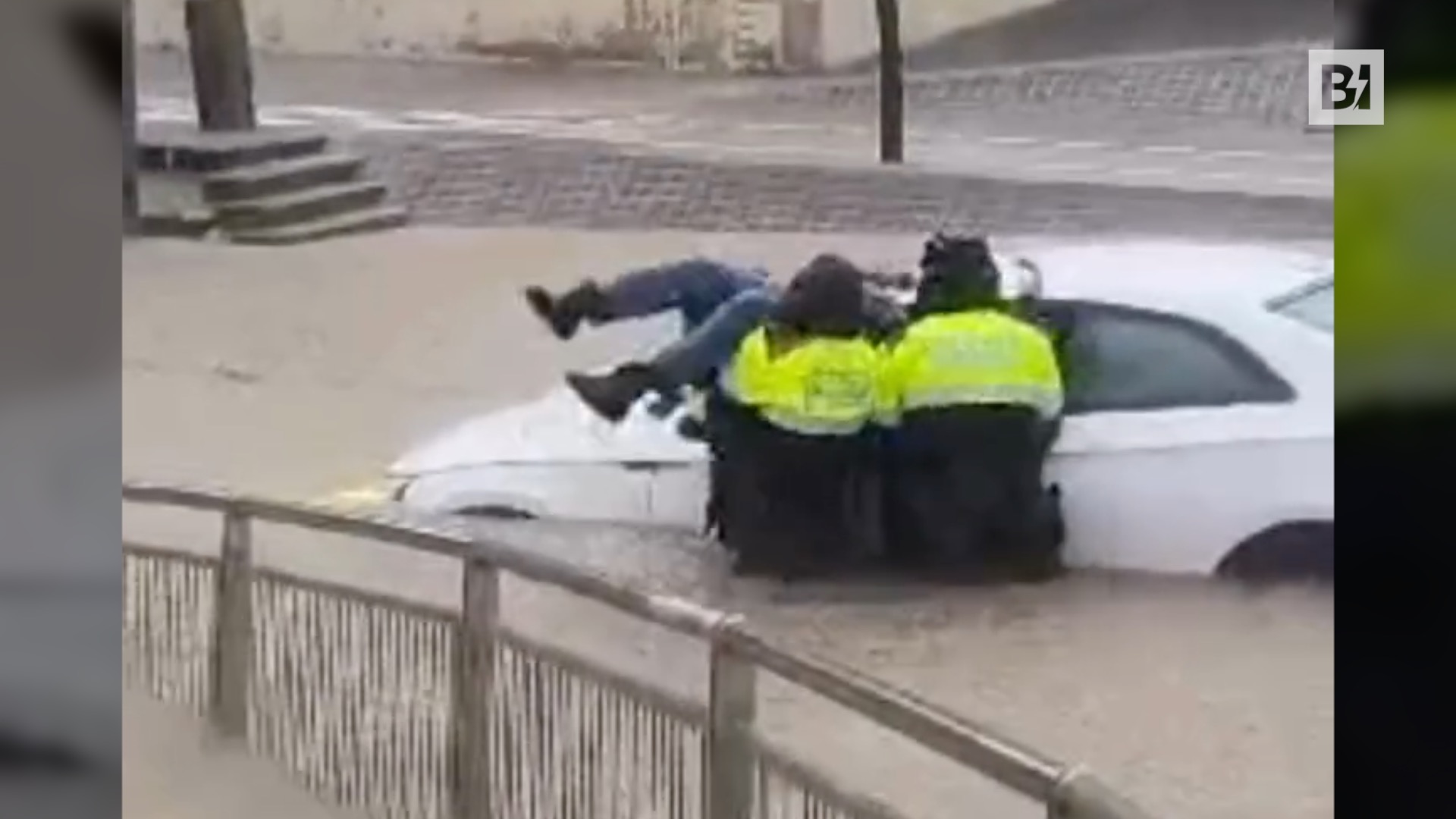 Barcellona, auto bloccata dall’acqua: uomo salvato dal finestrino