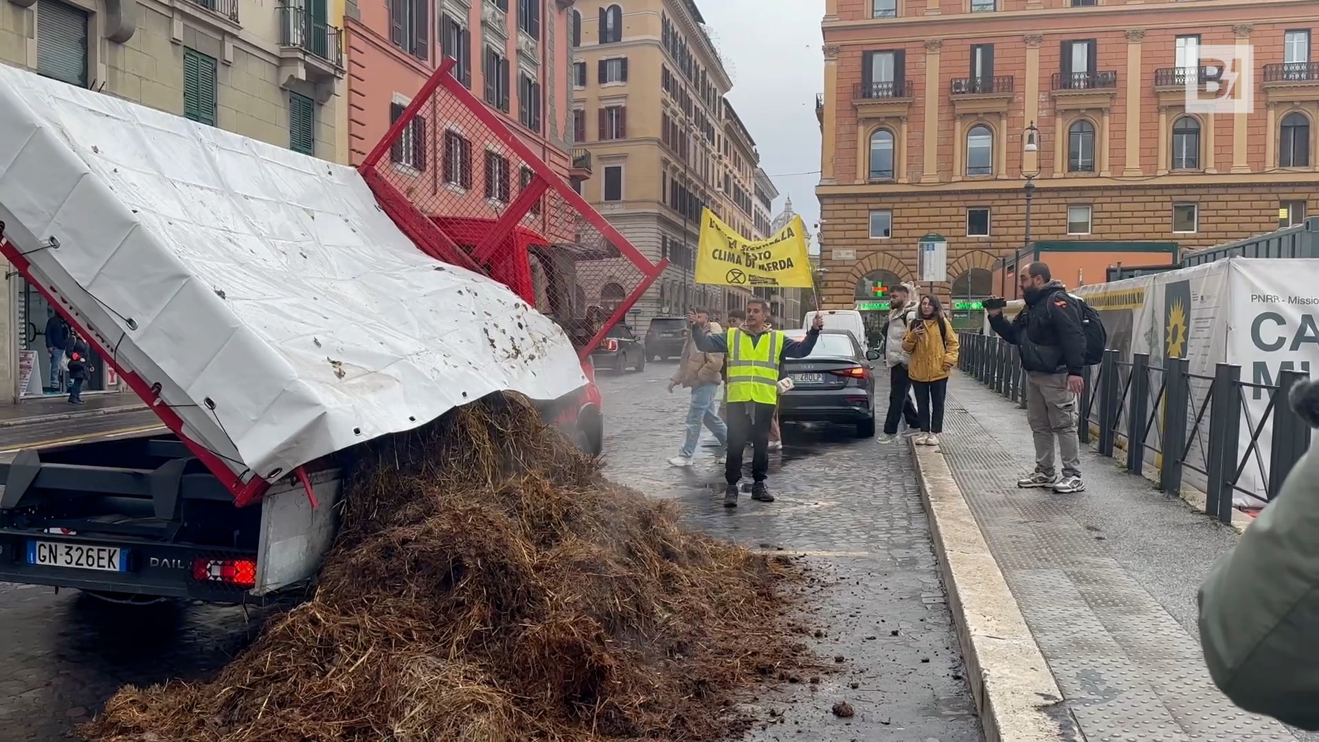 La protesta degli ambientalisti: letame davanti al ministero…