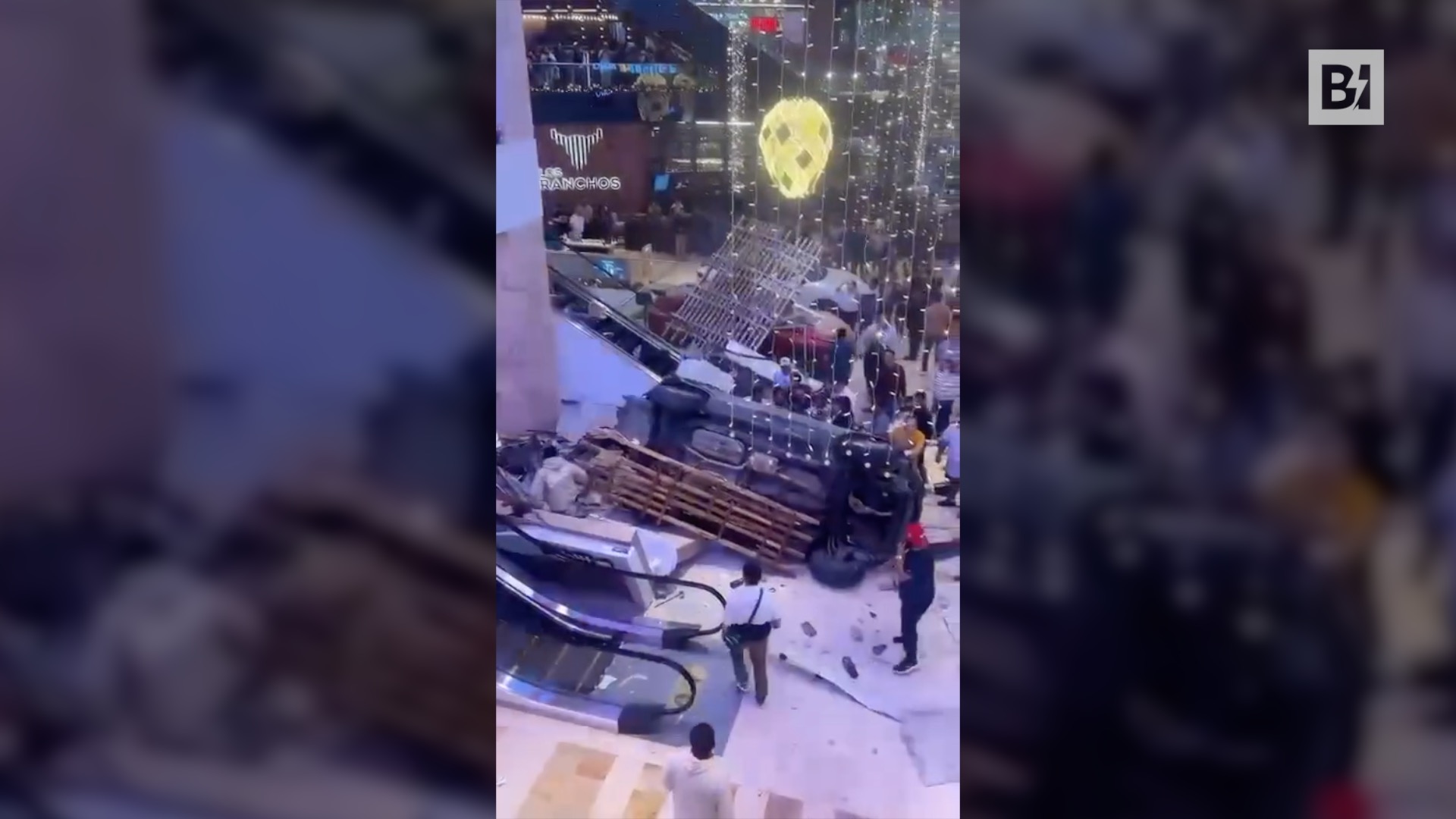 Auto precipita dal parcheggio dentro a un centro…