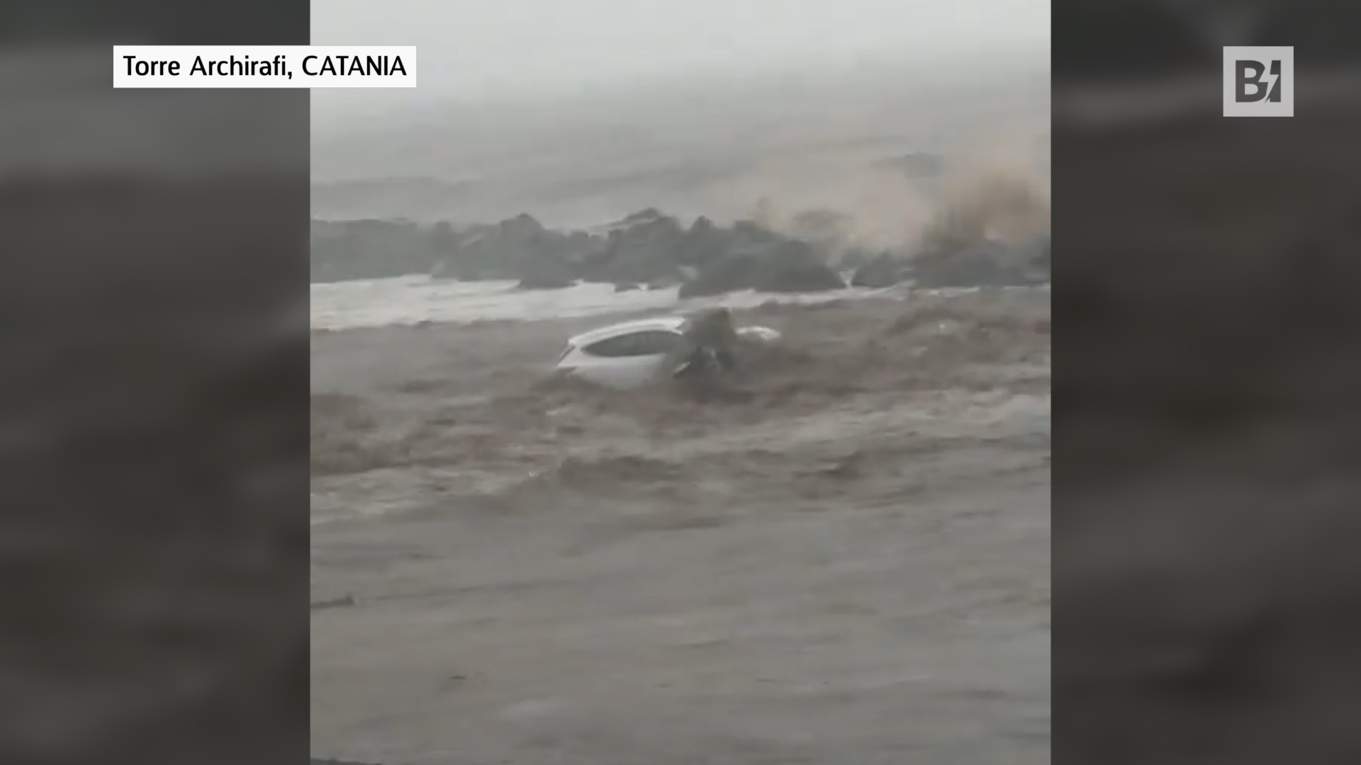 Maltempo nel Catanese: auto finiscono in mare