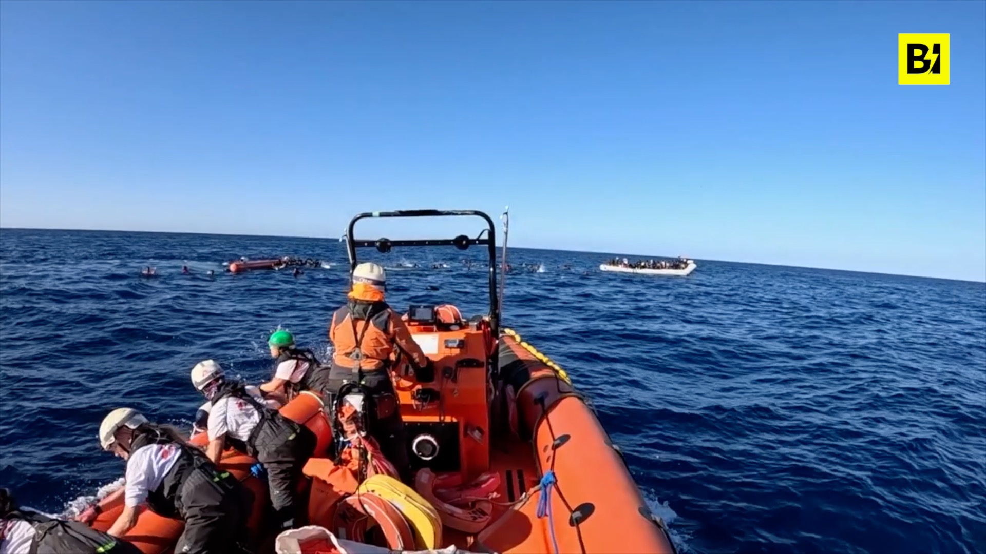 La Guardia libica spara in aria, i migranti…