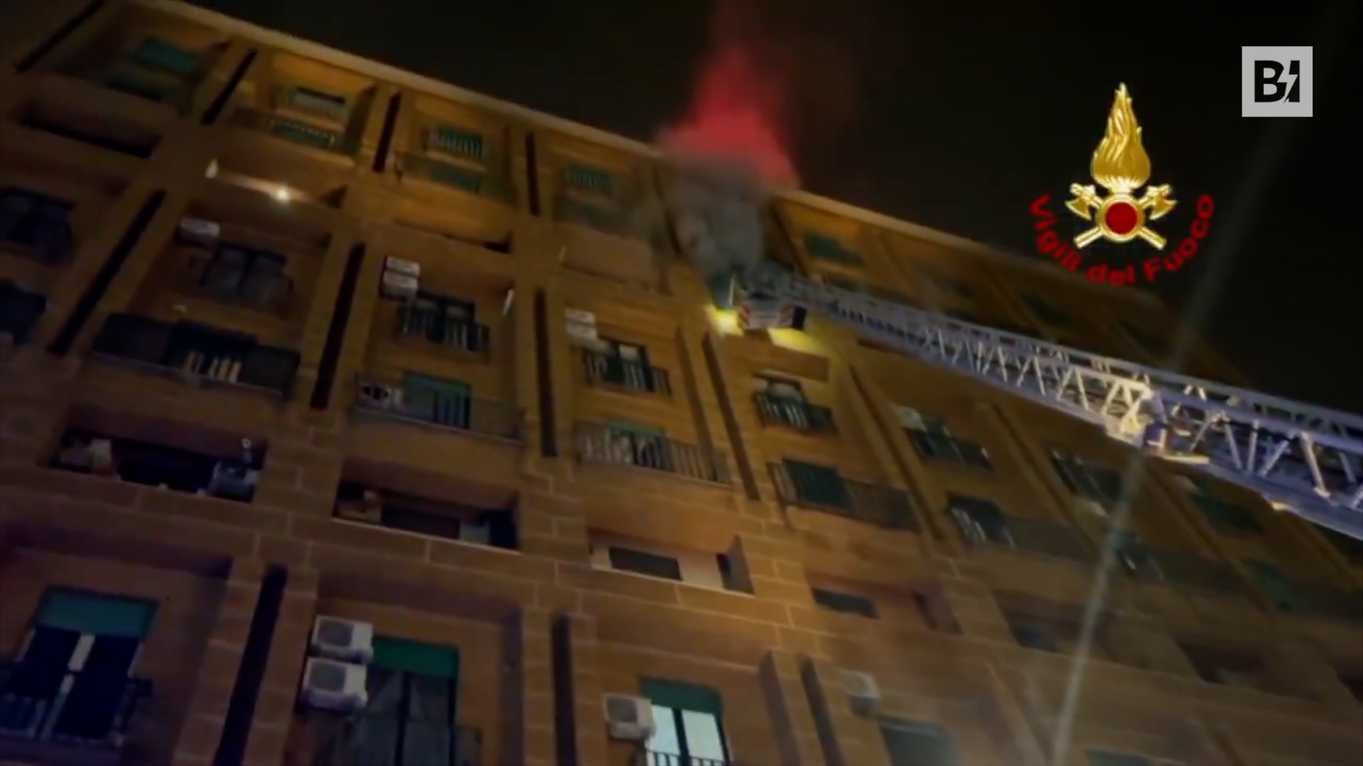 Incendio in un b&b nel centro di Napoli,…