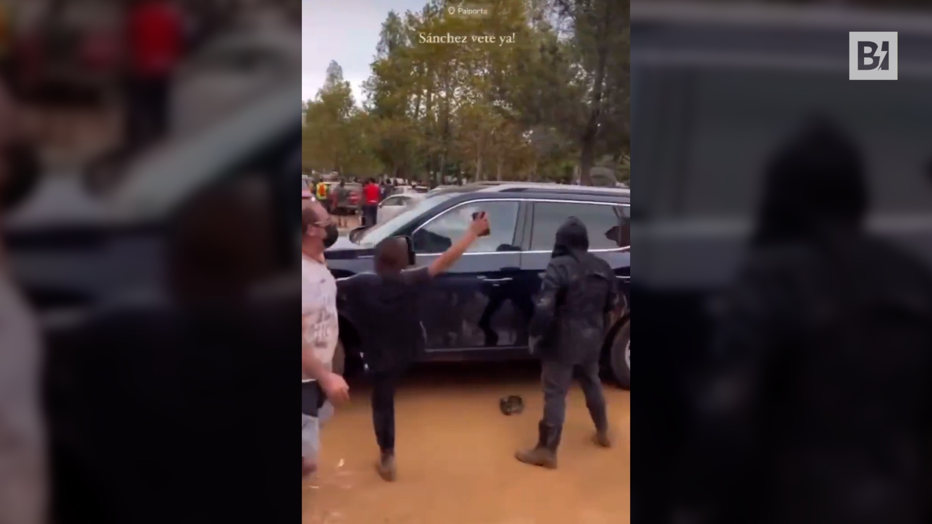 Spagna, contestatori distruggono i vetri dell’auto del premier…