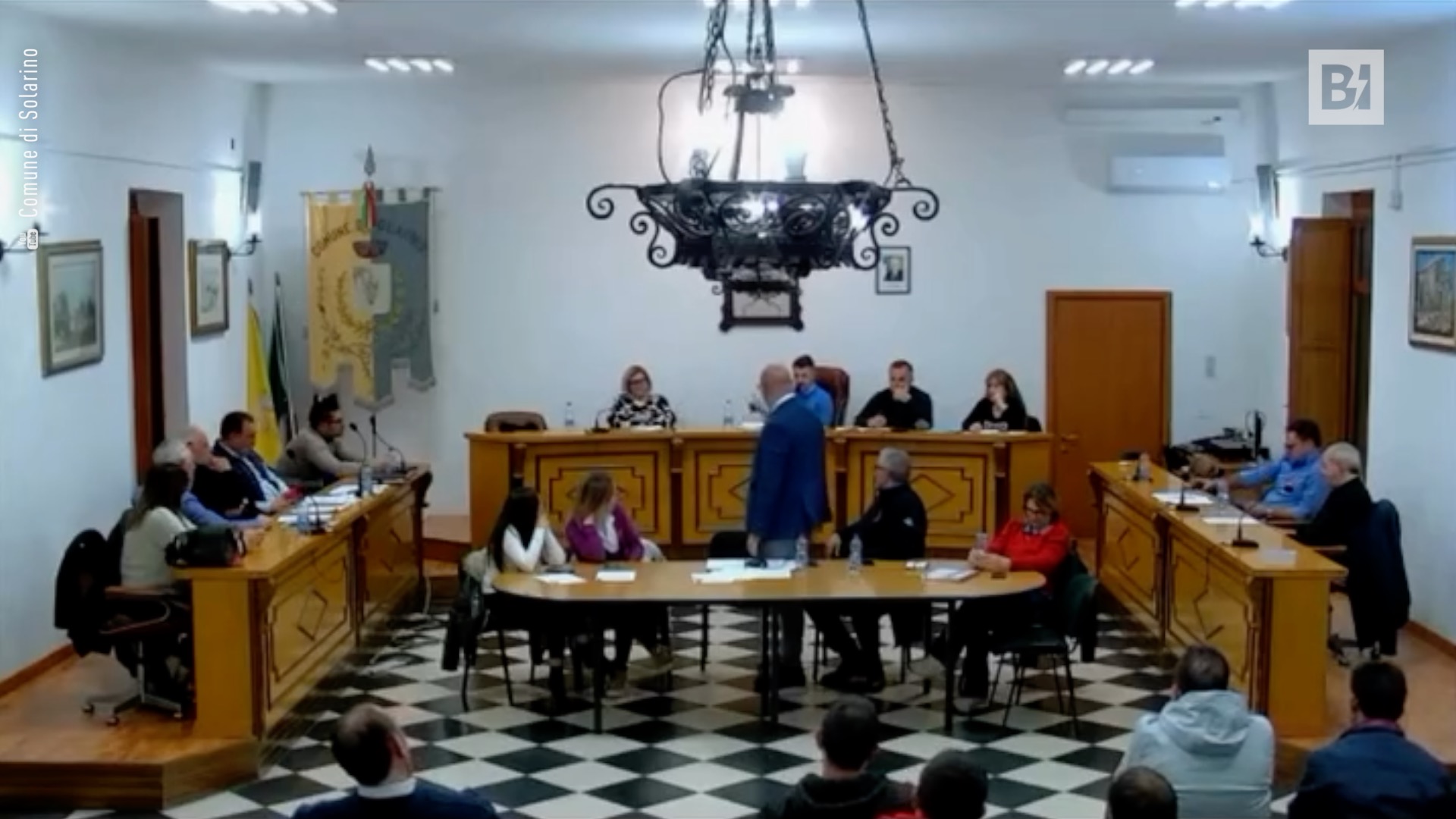 Str****”, a Solarino (Siracusa) volano insulti in consiglio…