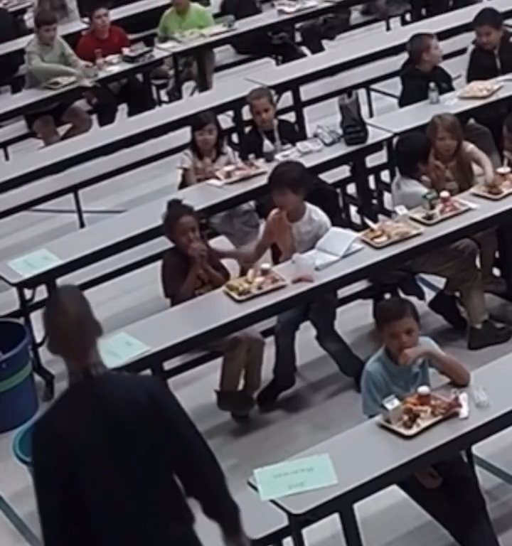 Un enfant risque d'étouffer à la cantine, un autre héros le sauve grâce à la manœuvre de Heimlich