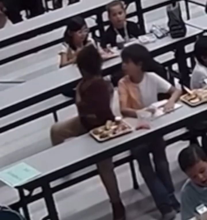 Un enfant risque d'étouffer à la cantine, un autre héros le sauve grâce à la manœuvre de Heimlich