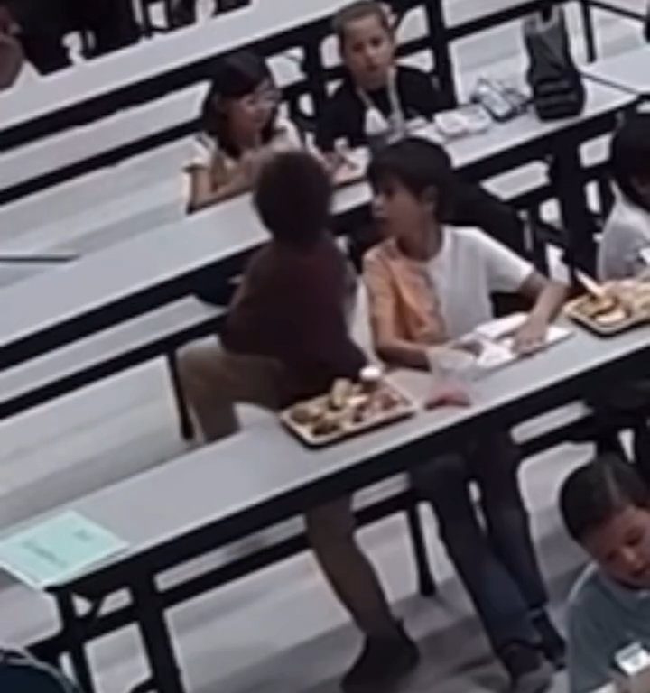 Un enfant risque d'étouffer à la cantine, un autre héros le sauve grâce à la manœuvre de Heimlich