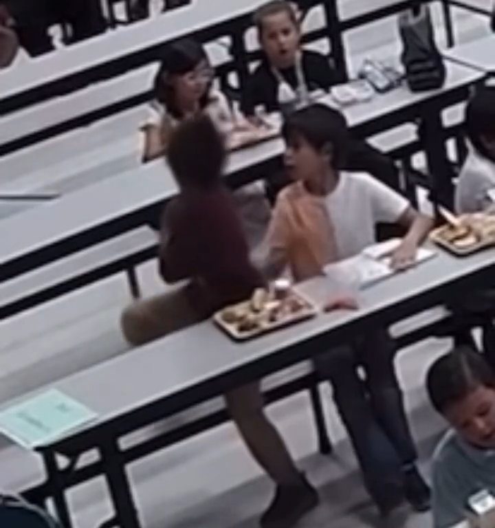 Un enfant risque d'étouffer à la cantine, un autre héros le sauve grâce à la manœuvre de Heimlich