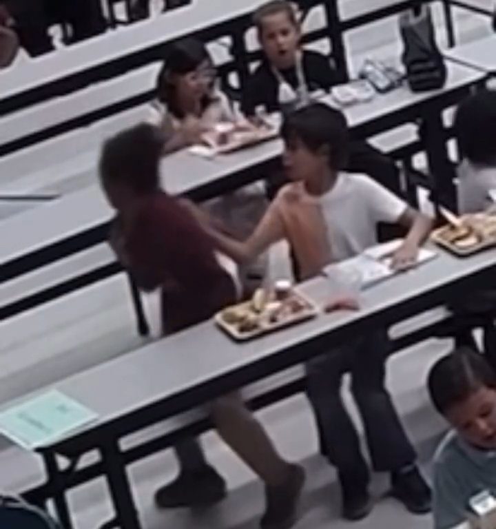 Un enfant risque d'étouffer à la cantine, un autre héros le sauve grâce à la manœuvre de Heimlich