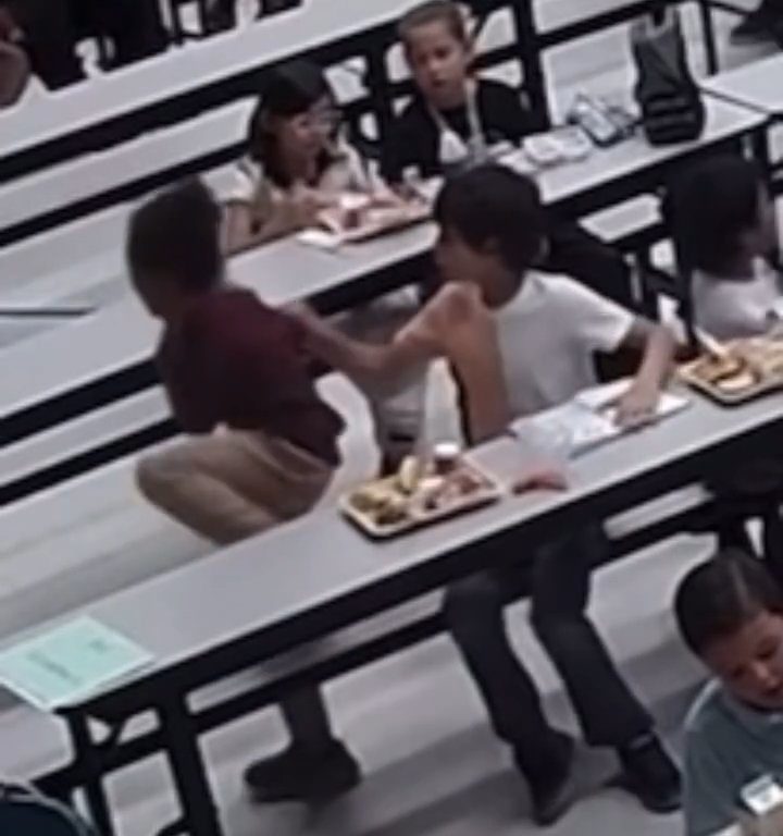 Un enfant risque d'étouffer à la cantine, un autre héros le sauve grâce à la manœuvre de Heimlich