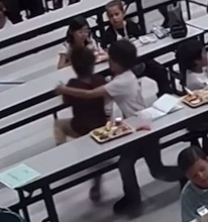 Un enfant risque d'étouffer à la cantine, un autre héros le sauve grâce à la manœuvre de Heimlich