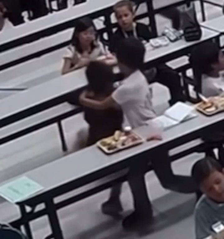 Un enfant risque d'étouffer à la cantine, un autre héros le sauve grâce à la manœuvre de Heimlich