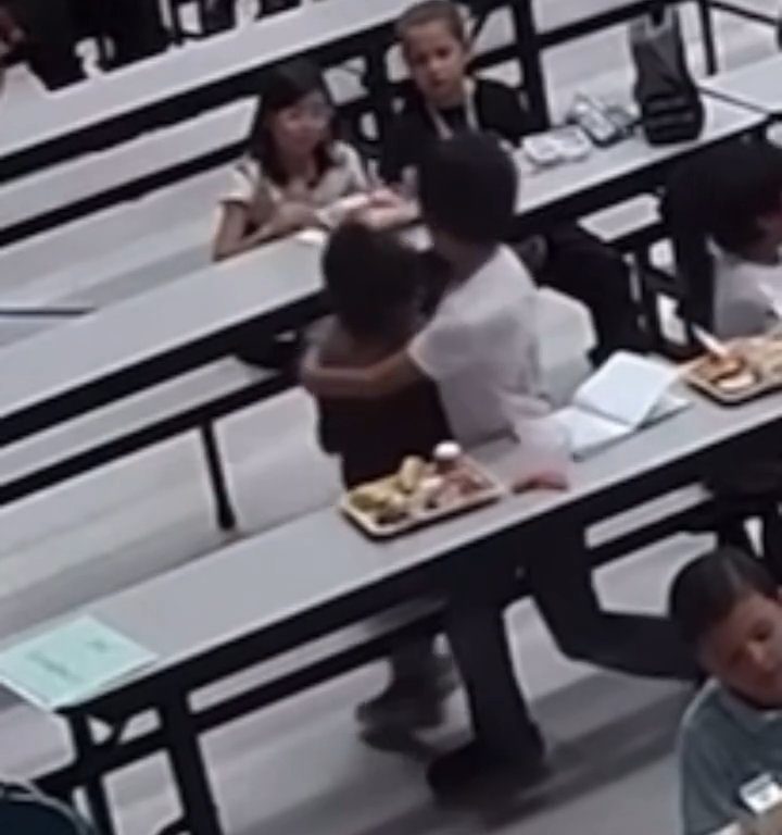 Un enfant risque d'étouffer à la cantine, un autre héros le sauve grâce à la manœuvre de Heimlich