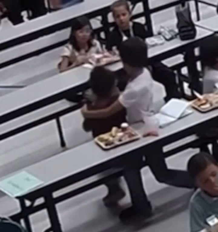 Un enfant risque d'étouffer à la cantine, un autre héros le sauve grâce à la manœuvre de Heimlich