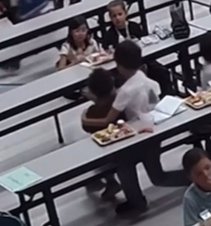 Un enfant risque d'étouffer à la cantine, un autre héros le sauve grâce à la manœuvre de Heimlich