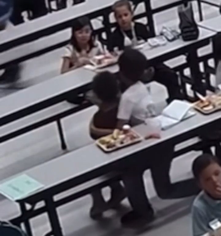 Un enfant risque d'étouffer à la cantine, un autre héros le sauve grâce à la manœuvre de Heimlich