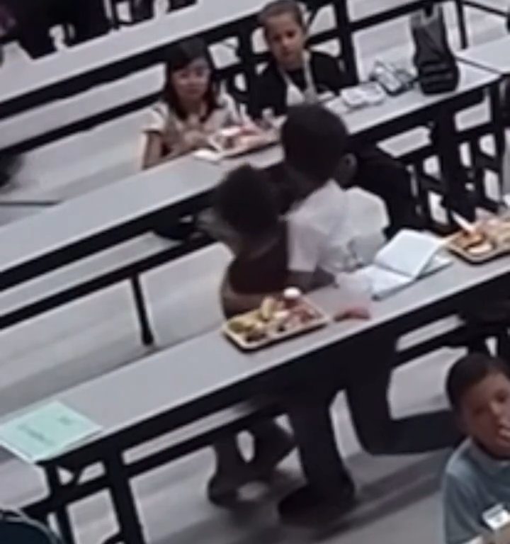 Un enfant risque d'étouffer à la cantine, un autre héros le sauve grâce à la manœuvre de Heimlich