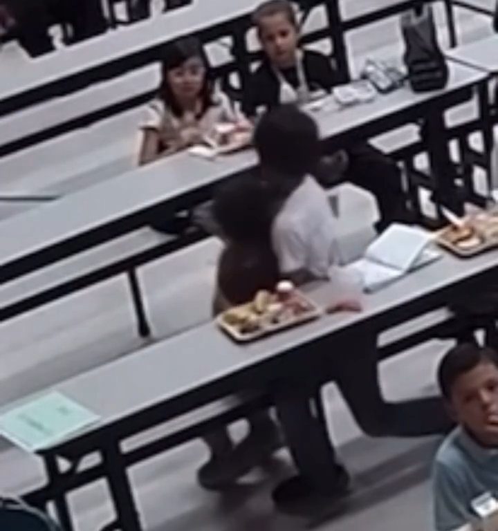 Un enfant risque d'étouffer à la cantine, un autre héros le sauve grâce à la manœuvre de Heimlich