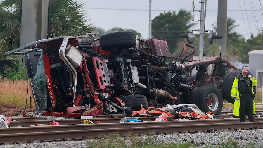 Camion dei pompieri sui binari, tranciato in due tra treno ad alta velocità: video