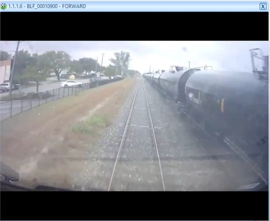 Camion dei pompieri sui binari, tranciato in due tra treno ad alta velocità: video