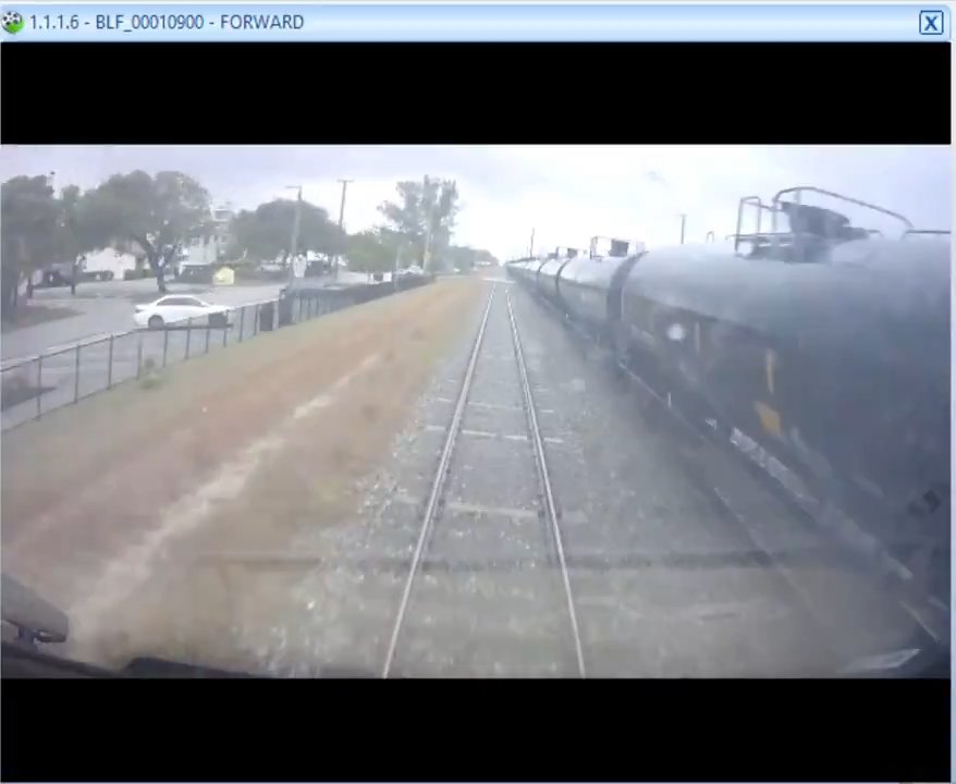 Camion dei pompieri sui binari, tranciato in due tra treno ad alta velocità: video