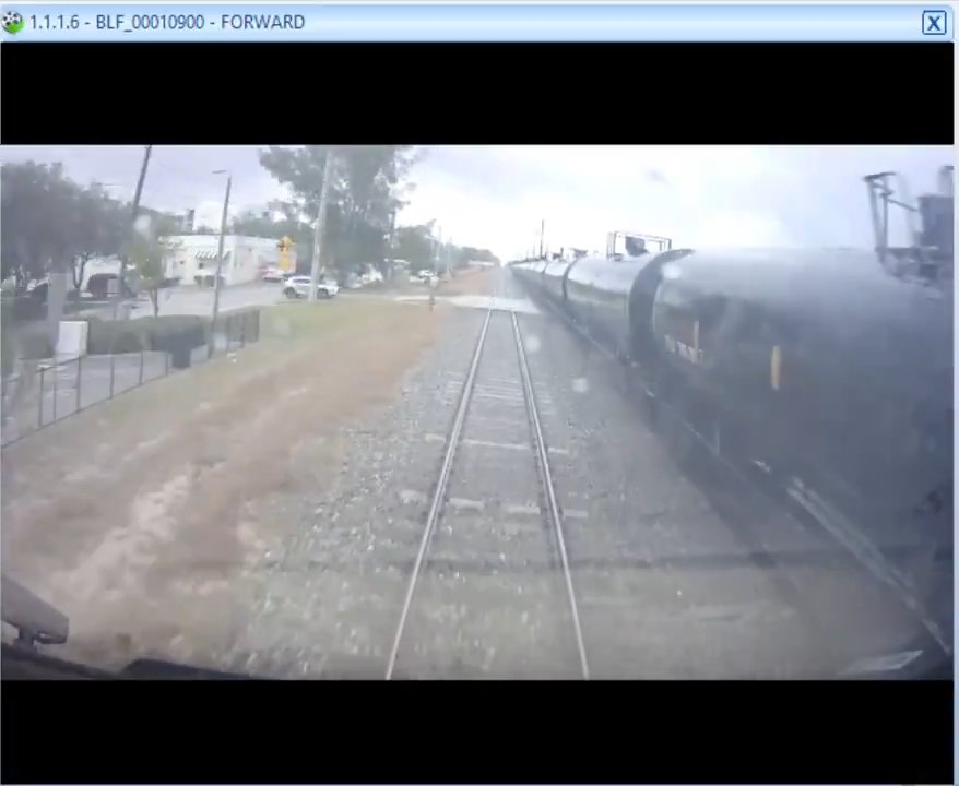 Camion dei pompieri sui binari, tranciato in due tra treno ad alta velocità: video