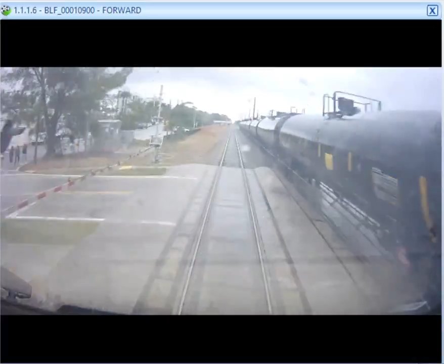 Camion dei pompieri sui binari, tranciato in due tra treno ad alta velocità: video