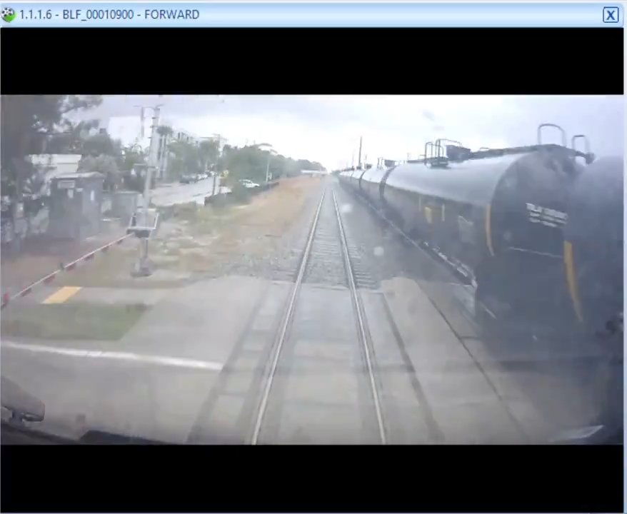 Camion dei pompieri sui binari, tranciato in due tra treno ad alta velocità: video