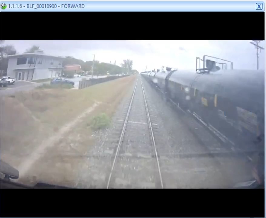 Camion dei pompieri sui binari, tranciato in due tra treno ad alta velocità: video