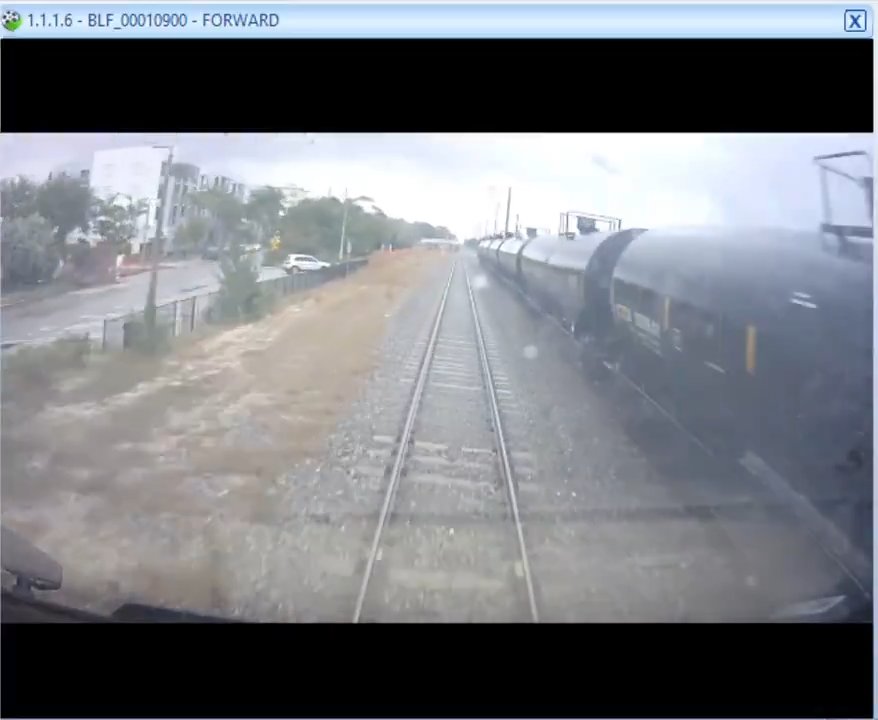 Camion dei pompieri sui binari, tranciato in due tra treno ad alta velocità: video