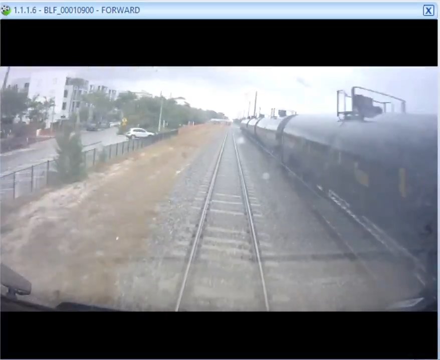 Camion dei pompieri sui binari, tranciato in due tra treno ad alta velocità: video