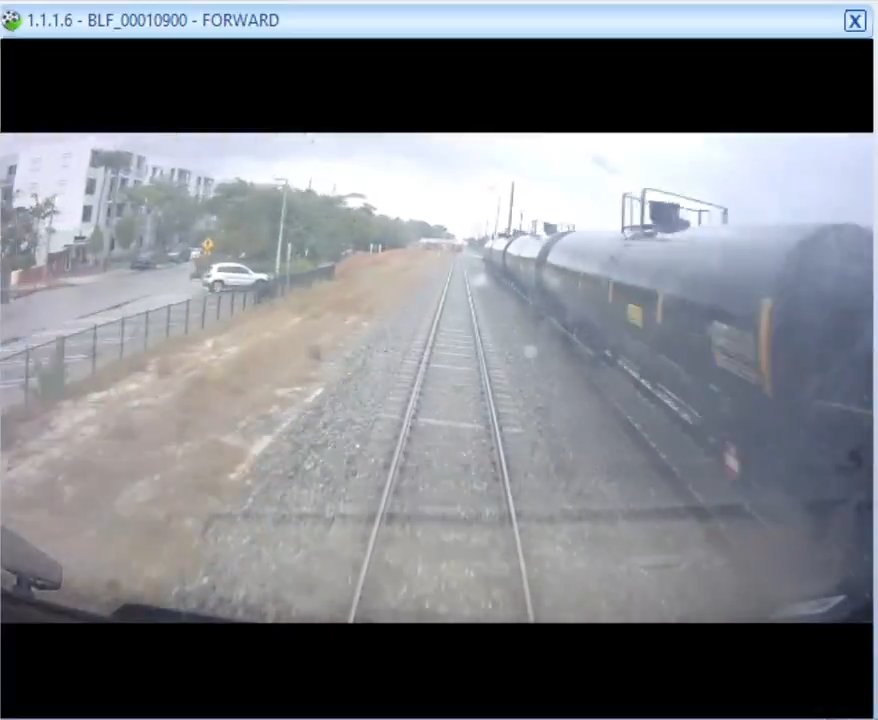 Camion dei pompieri sui binari, tranciato in due tra treno ad alta velocità: video