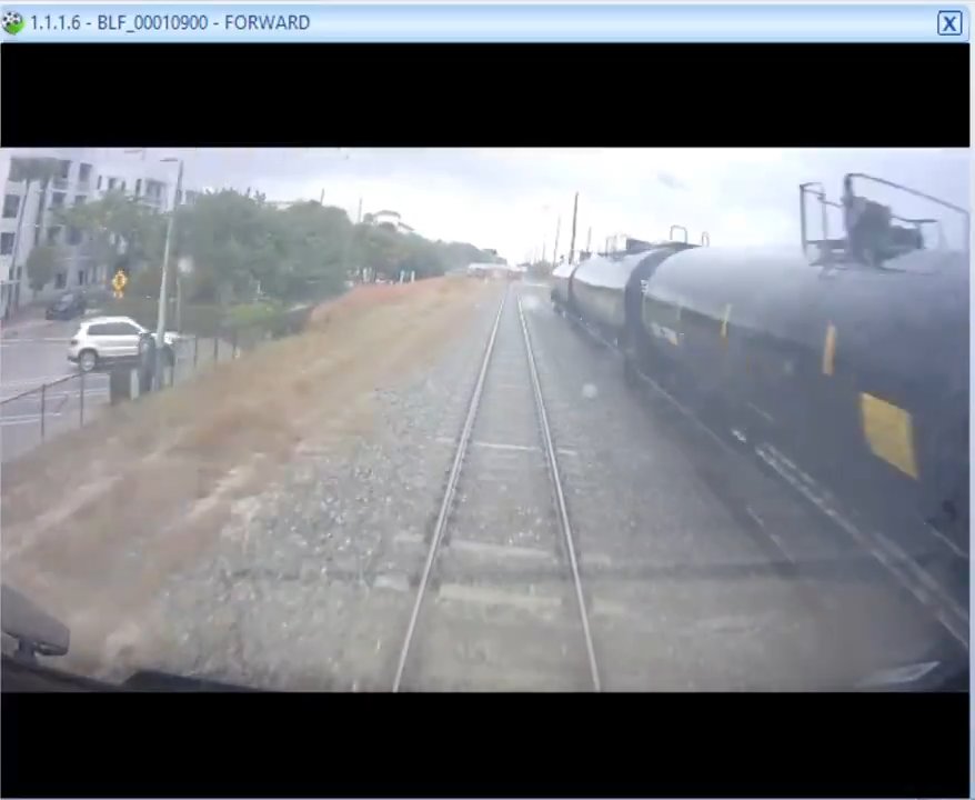 Camion dei pompieri sui binari, tranciato in due tra treno ad alta velocità: video